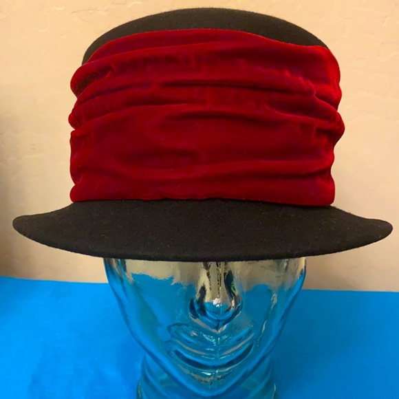 Woman’s Wool Top Hat - Picture 4 of 13